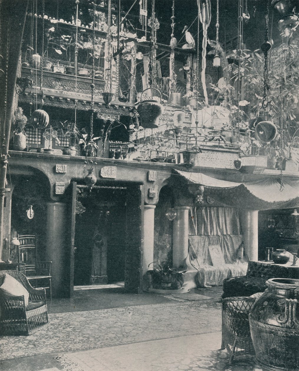 Un rincón en el estudio del Sr. Louis C. Tiffany, 1897 de Unbekannt