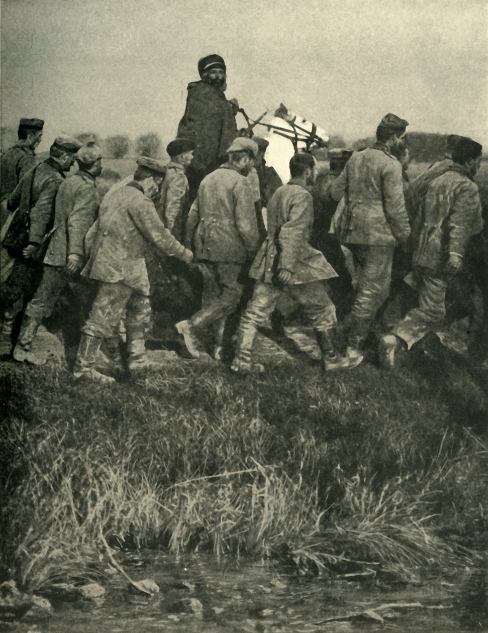 Un soldado norteafricano francés con prisioneros de guerra, Primera Guerra Mundial, 1914, c1920 de Unbekannt