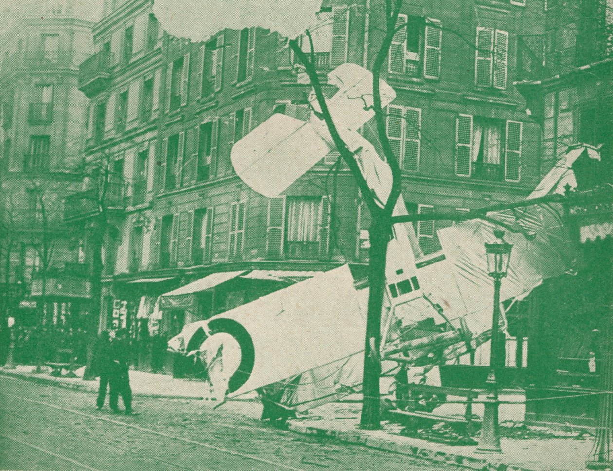 Un avión francés desciende en una calle de París, c. 1917-1919 de Unbekannt