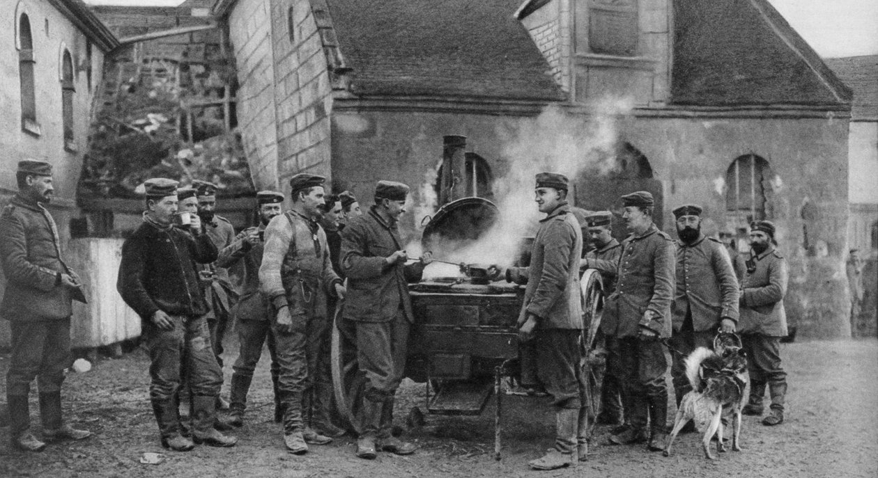 Una cocina de campaña del ejército alemán en un pueblo francés, Primera Guerra Mundial, 1915 de Unbekannt