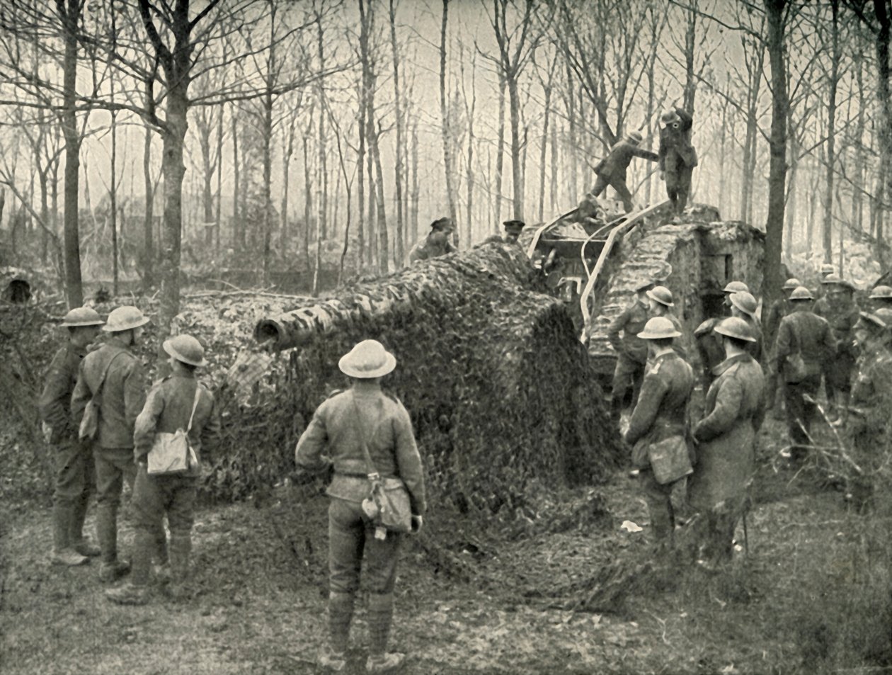 Un buque de tierra trayendo bajo camuflaje un cañón naval alemán de 5.9, 1919 de Unbekannt