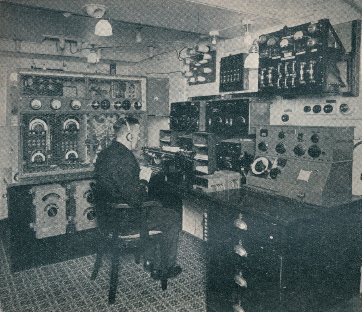 Un operador inalámbrico de Marconi recibiendo mensajes inalámbricos mientras el Empress of Britain cruza el Atlántico de Unbekannt