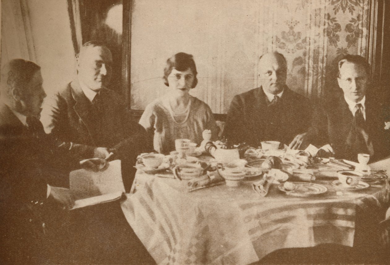 Una comida a bordo del Graf Zeppelin mientras vuela sobre el Atlántico, 1927 de Unbekannt