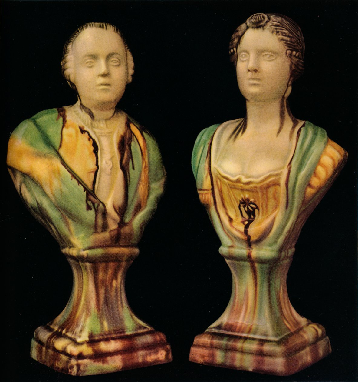 Un par de bustos de loza de Staffordshire que representan al Rey Jorge III y la Reina Carlota de Unbekannt
