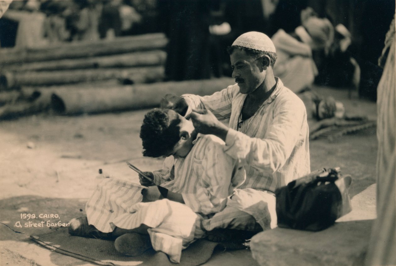 Un barbero callejero, El Cairo, Egipto, 1936 de Unbekannt