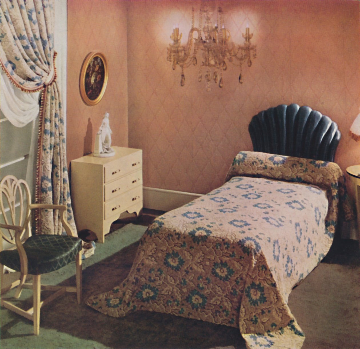 Una colcha de cama Vantona Court da una nota lujosa a este dormitorio, 1942 de Unbekannt