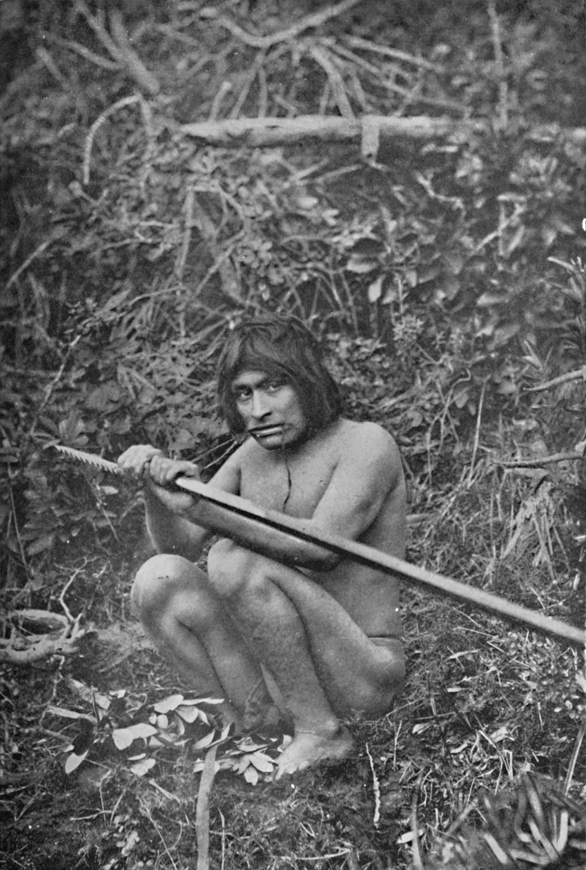 Un yagán fijando la cabeza de su arpón al asta, 1911 de Unbekannt