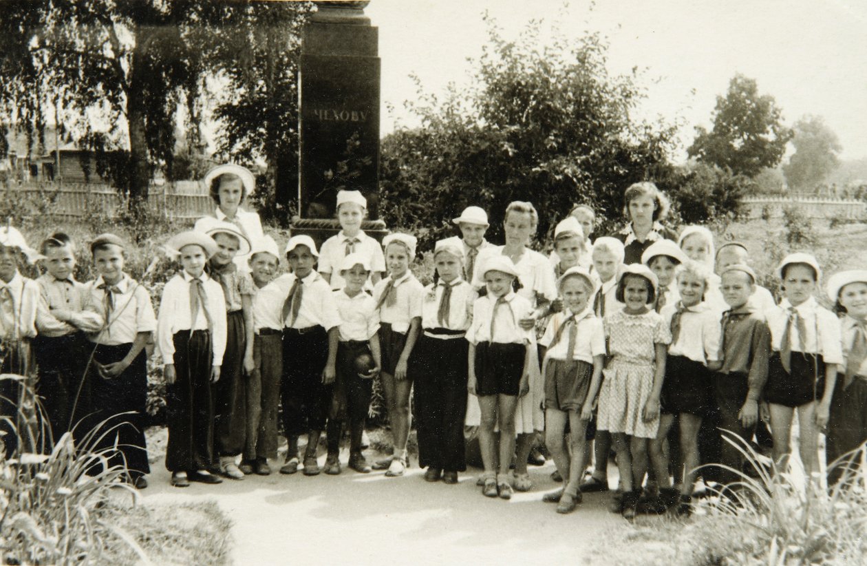 Una unidad de Jóvenes Pioneros en Yalta, Crimea, URSS, años 1950 de Unbekannt