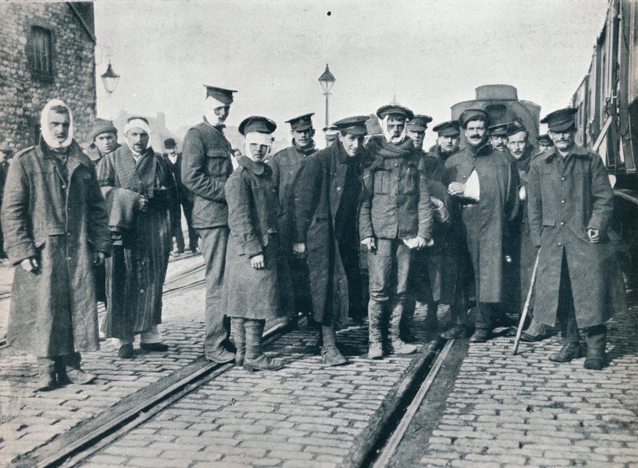 Un grupo de heridos de Neuve Chapelle en una estación de tren francesa, 1915 de Unbekannt