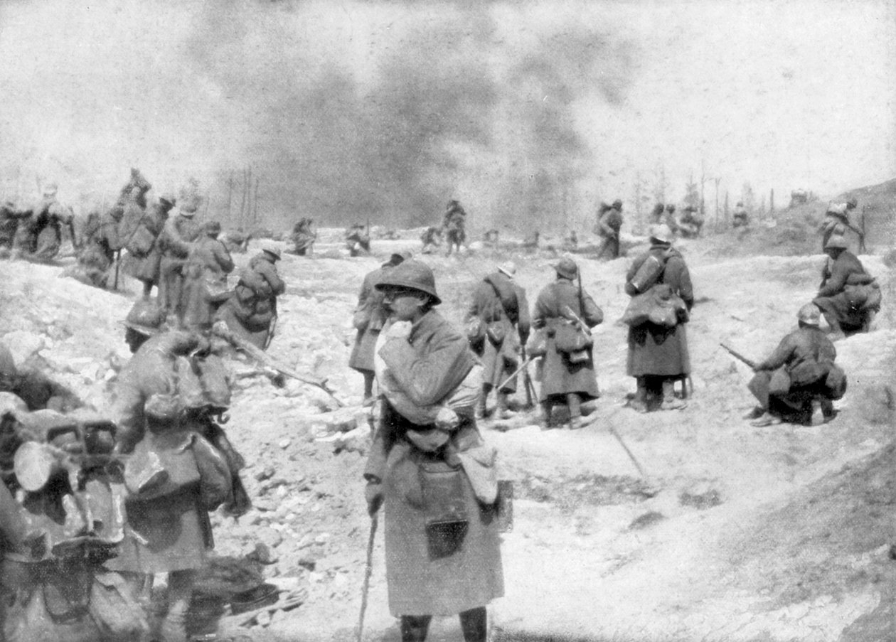 Un batallón acercándose al frente, Mont Pertois, Francia, Primera Guerra Mundial, 20 de abril de 1917 de Unbekannt