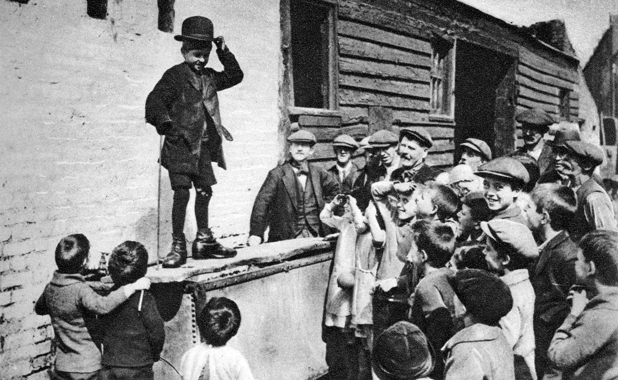Un admirador incipiente de Charlie Chaplin, este de Londres, 1926-1927 de Unbekannt