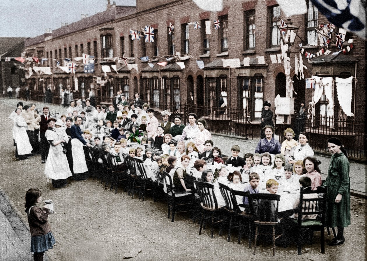 Fiesta de té infantil en una calle del East End en Londres, para celebrar el Tratado de Versalles de Unbekannt