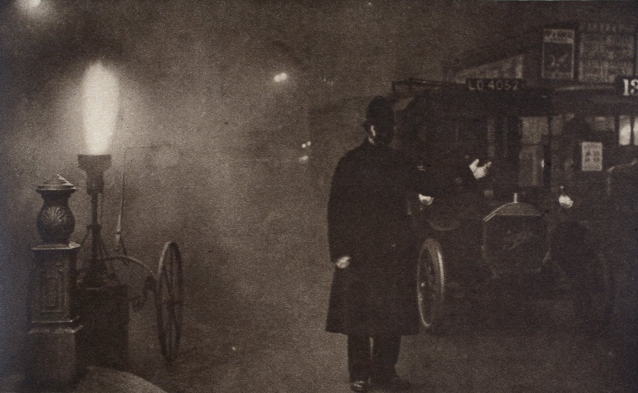Un agente dirigiendo el tráfico en la niebla, Londres, c.1910s-c.1920s de Unbekannt