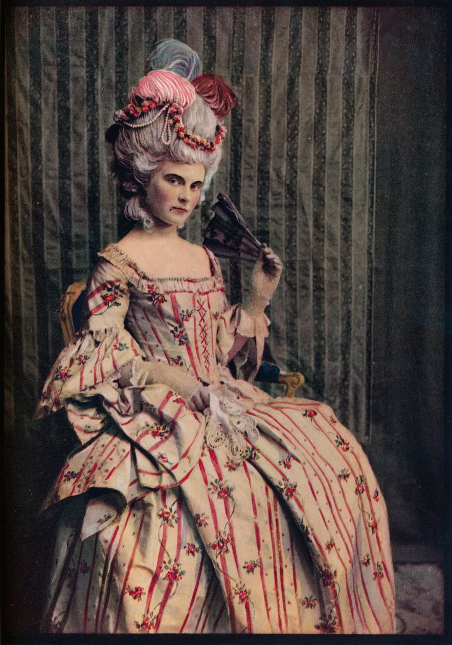 Un vestido de proporciones encantadoras en hermoso brocado francés. Período 1775-85 de Unbekannt