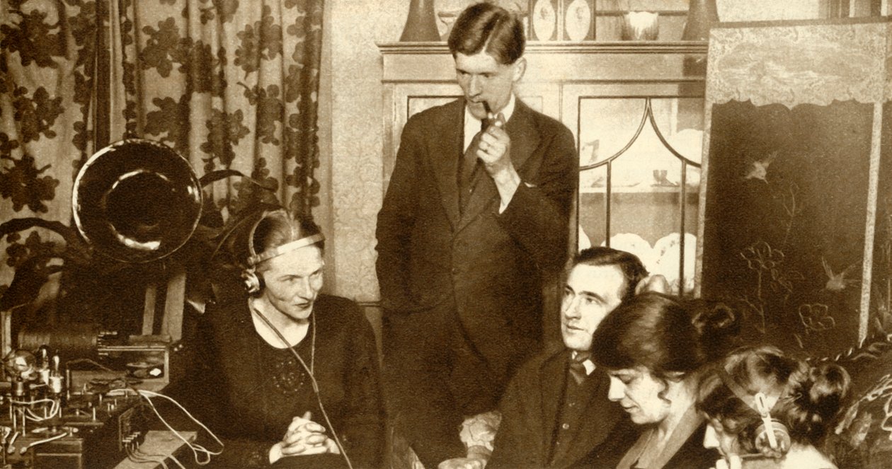 Una familia escuchando los resultados de las elecciones generales de 1923, 1935 de Unbekannt