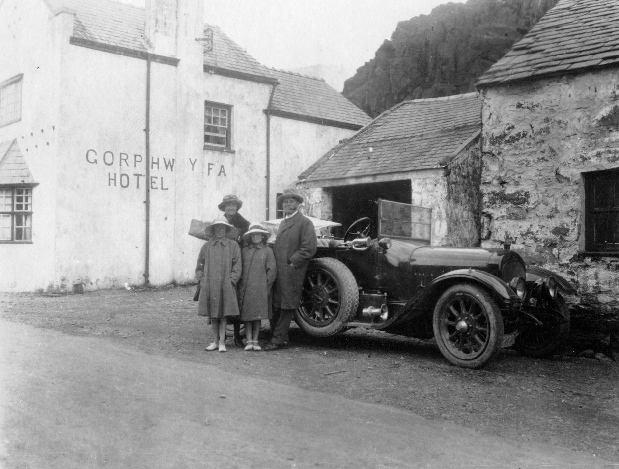 Una familia junto a su coche, Hotel Gorphwysfa, Gales del Norte, c. 1920s-c. 1930s de Unbekannt