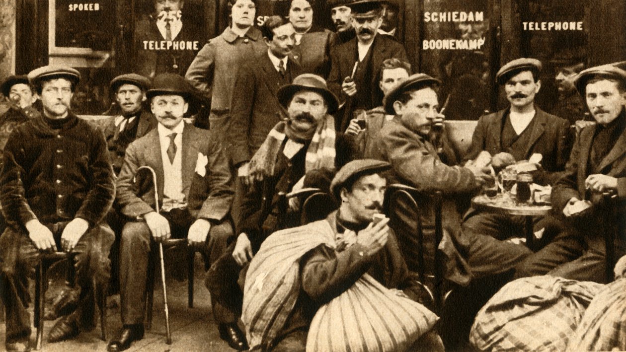 Un grupo de trabajadores refugiados en un café en París, Primera Guerra Mundial, 1914-1918, 1933 de Unbekannt