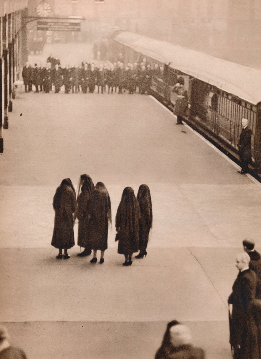 Un grupo solitario de dolientes reales: Reina María con la Princesa Real, 1936 de Unbekannt