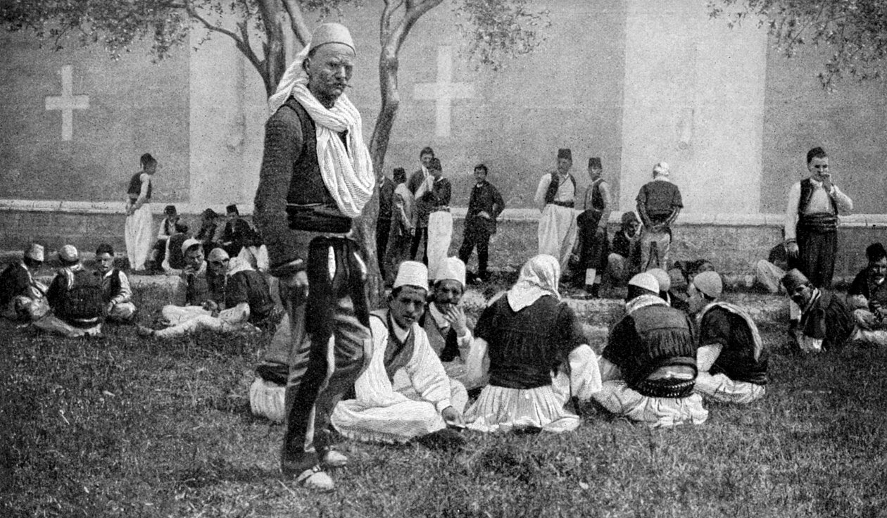 Reunión de montañeses de Mirdite y sus parientes de la ciudad fuera de una catedral de Scutari, Turquía, 1922 de Unbekannt
