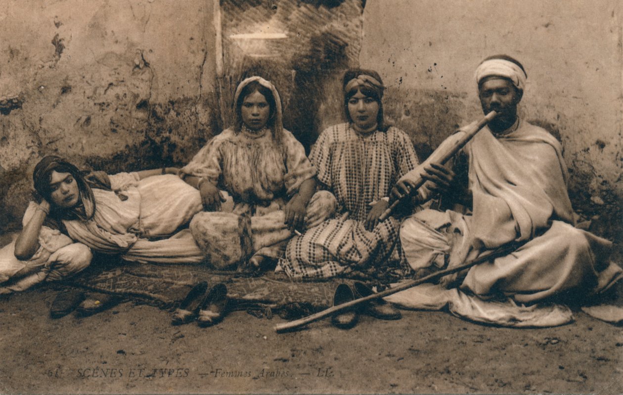 Una fotografía que muestra a personas árabes tradicionales