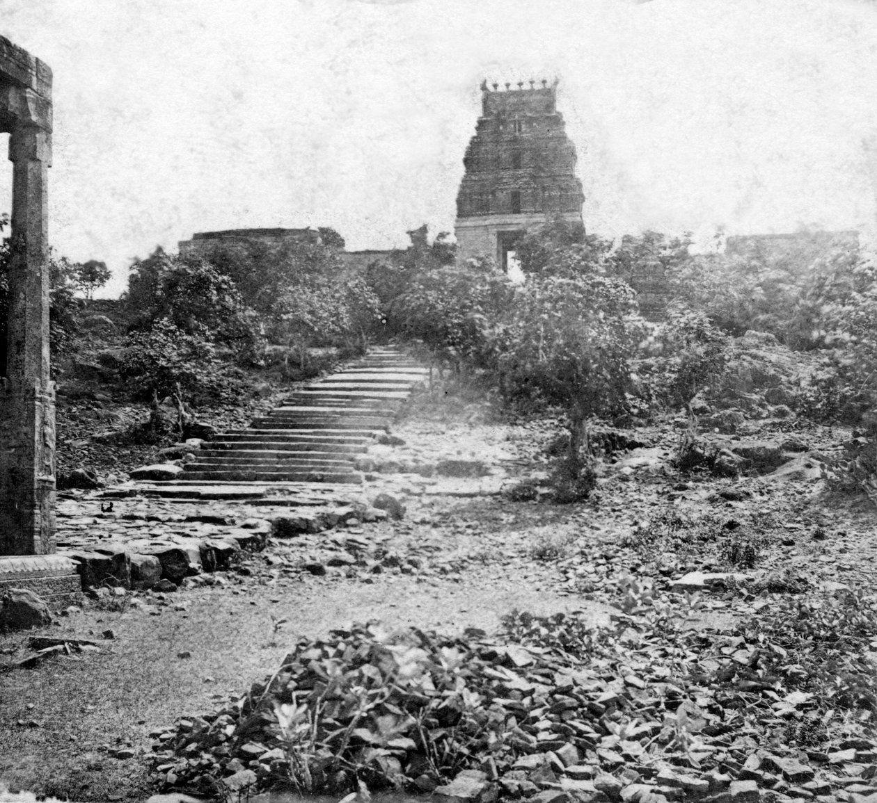 Un templo en ruinas cerca de Madrás, India, 1874 de Unbekannt