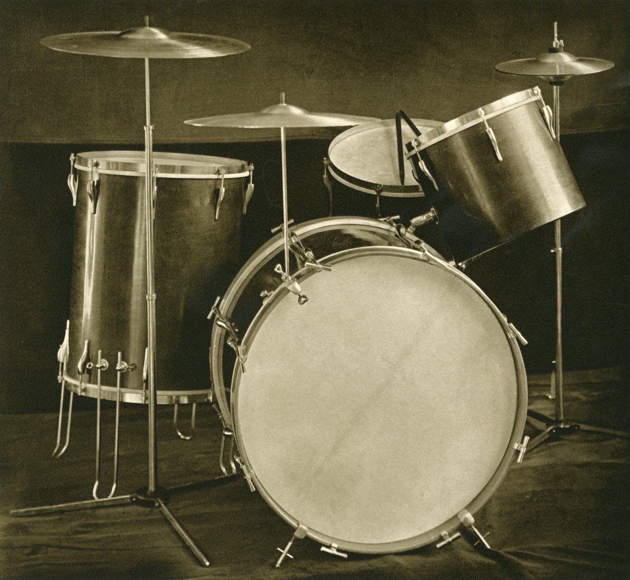 Un conjunto de instrumentos de percusión tambores y platillos de fabricación checoslovaca, 1948 de Unbekannt