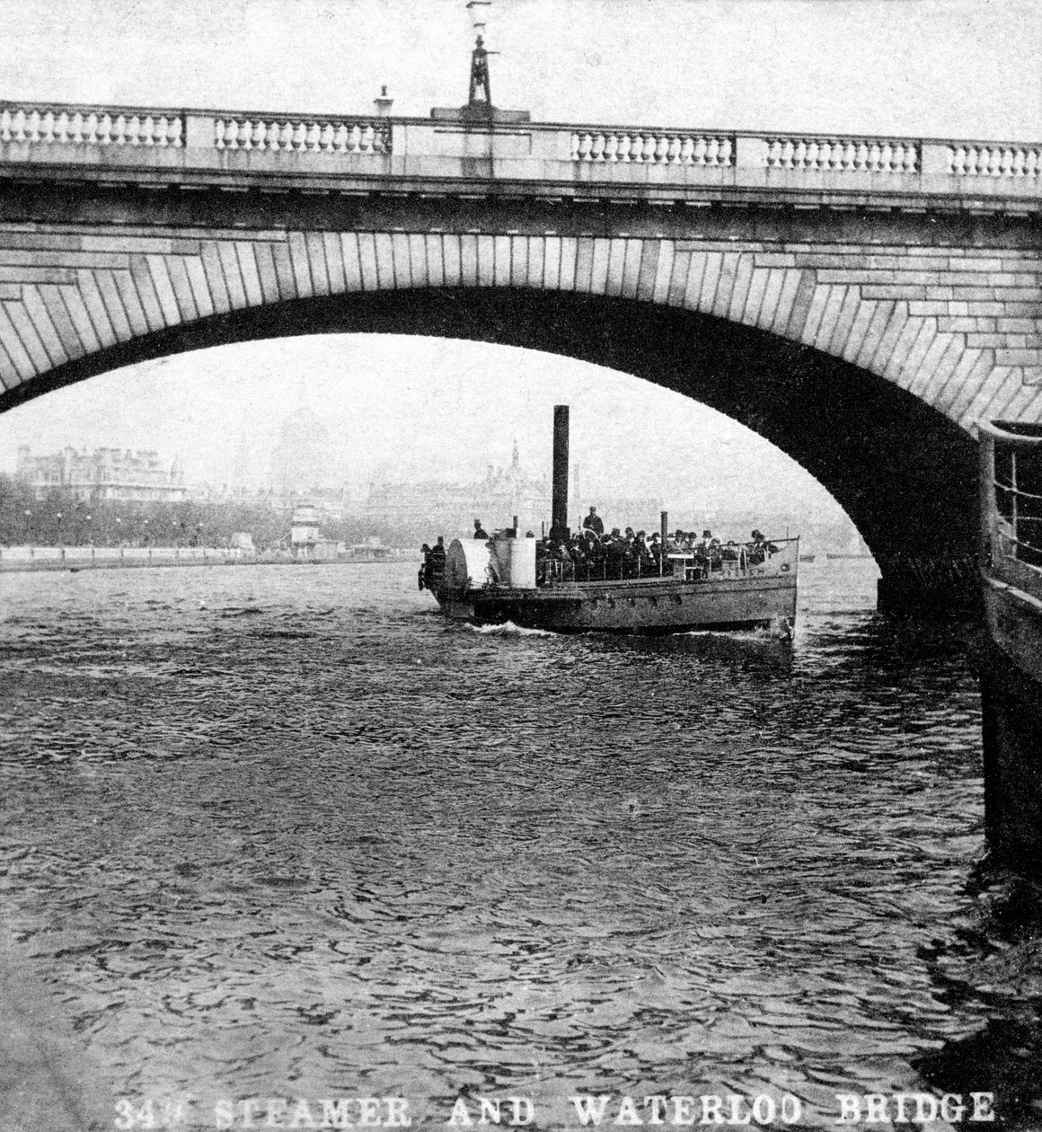Un vapor pasando por debajo del Puente de Waterloo, Londres de Unbekannt