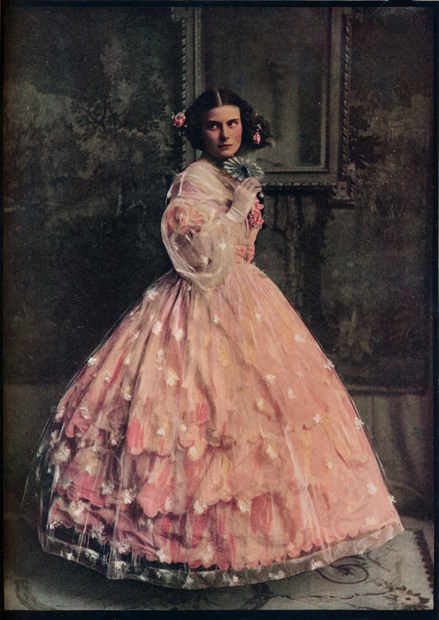 Un vestido de baile de tres volantes de seda rosa, con sobrefalda de gasa floreada blanca de Unbekannt