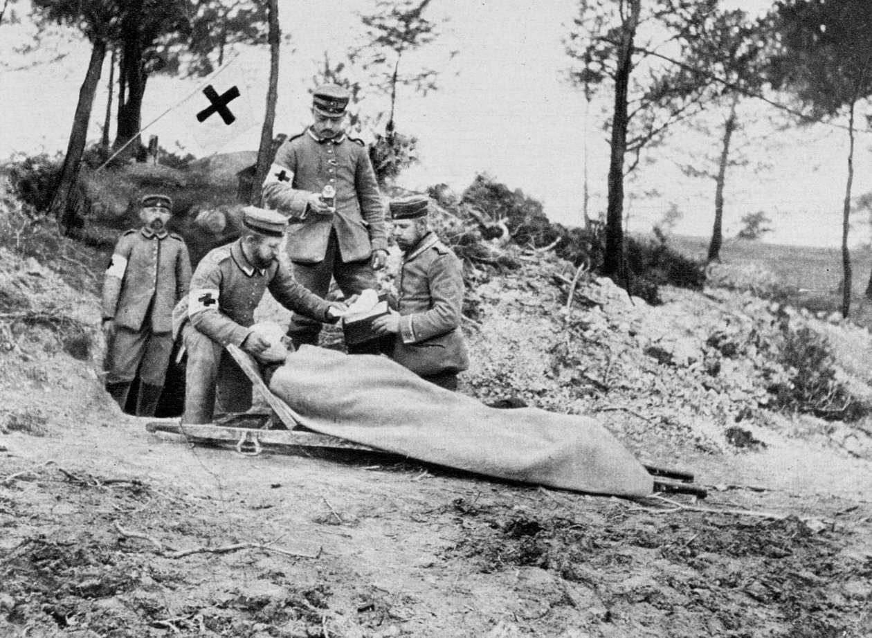 Un soldado alemán herido en una estación de primeros auxilios, Primera Guerra Mundial, 1915 de Unbekannt