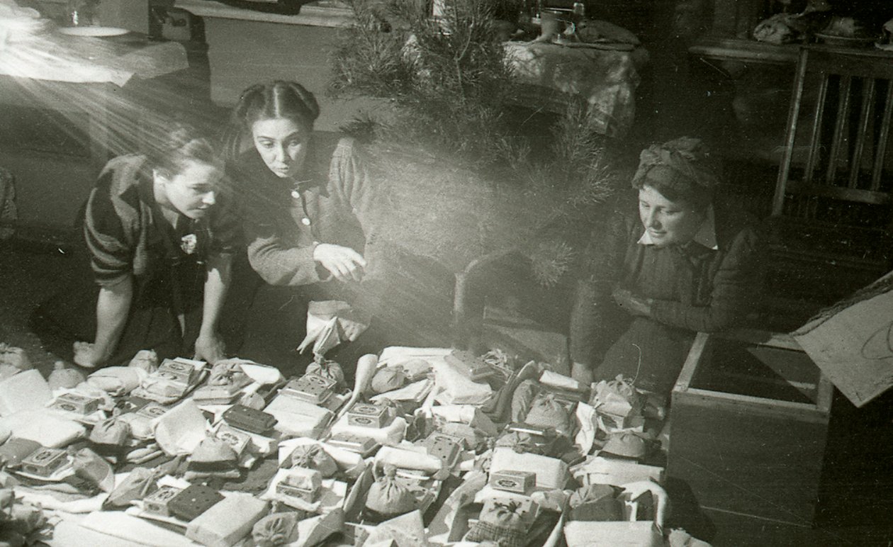 Actrices del Teatro de Arte de Moscú preparando regalos para el Ejército Rojo, URSS, 1943 de Unbekannt
