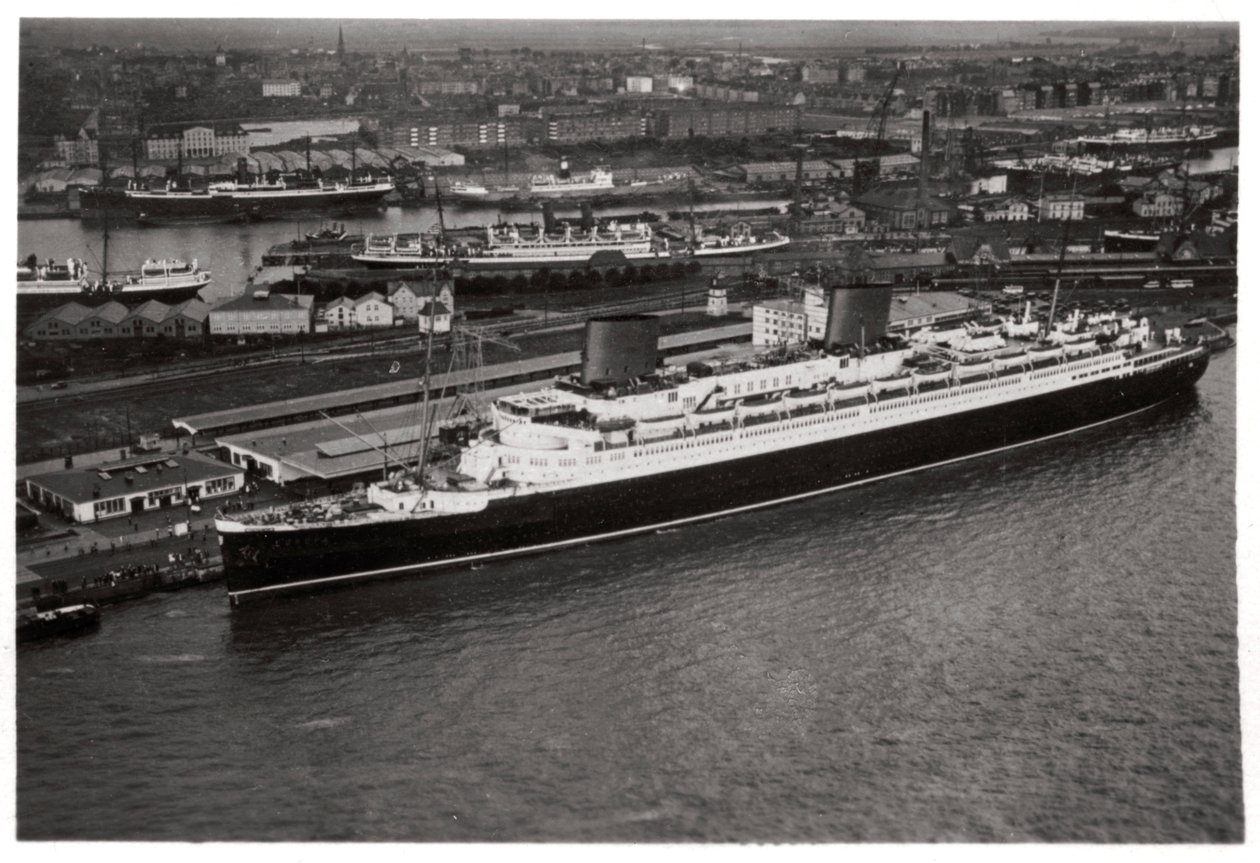 Vista aérea del puerto de Bremen, Alemania, y el transatlántico Europa, desde un Zeppelin, c. 1931 1933 de Unbekannt