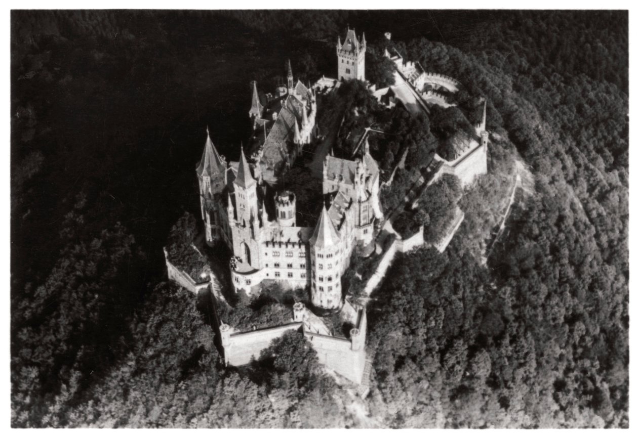Vista aérea del castillo de Hohenzollern, Baden-Wurtemberg, Alemania, desde un zepelín, c. 1931 1933 de Unbekannt
