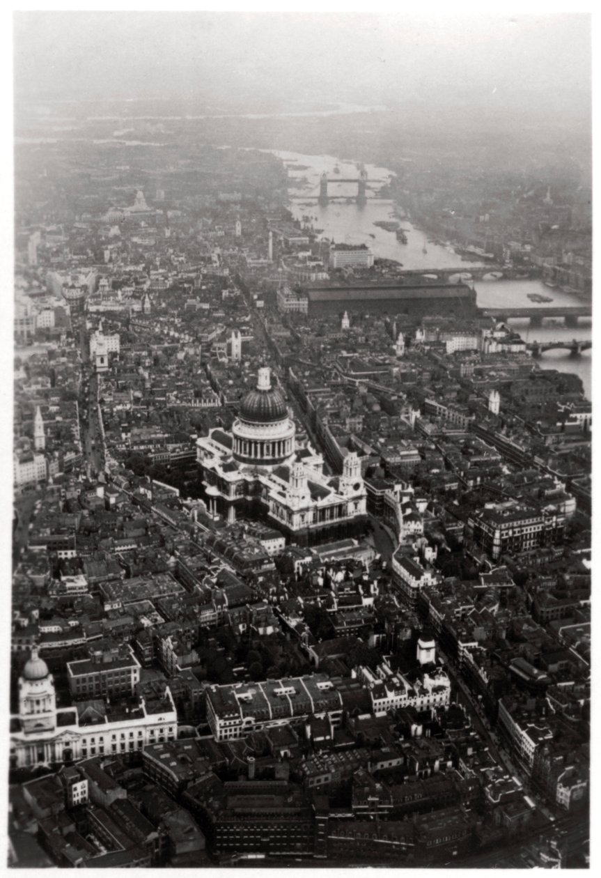 Vista aérea de la Catedral de San Pablo, Londres, desde un Zeppelin, 1931 1933 de Unbekannt