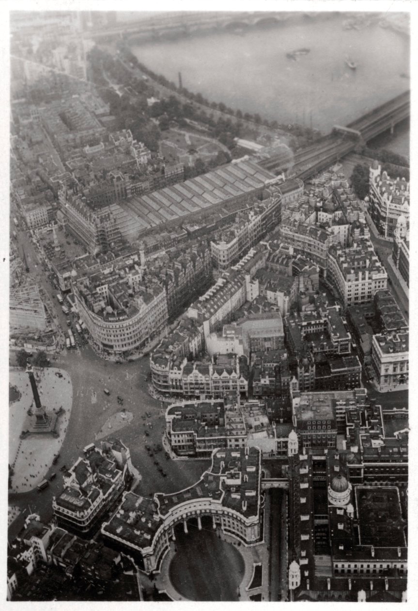 Vista aérea de Trafalgar Square, Londres, desde un Zeppelin, 1931, 1933 de Unbekannt