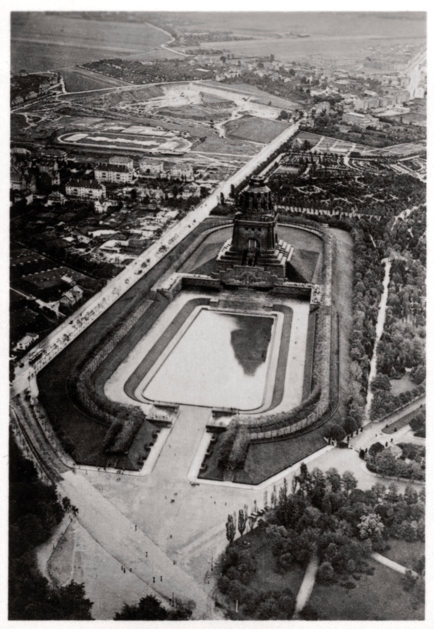 Vista aérea del Monumento a la Batalla de las Naciones, Leipzig, Alemania, desde un zepelín, c1931 1933 de Unbekannt