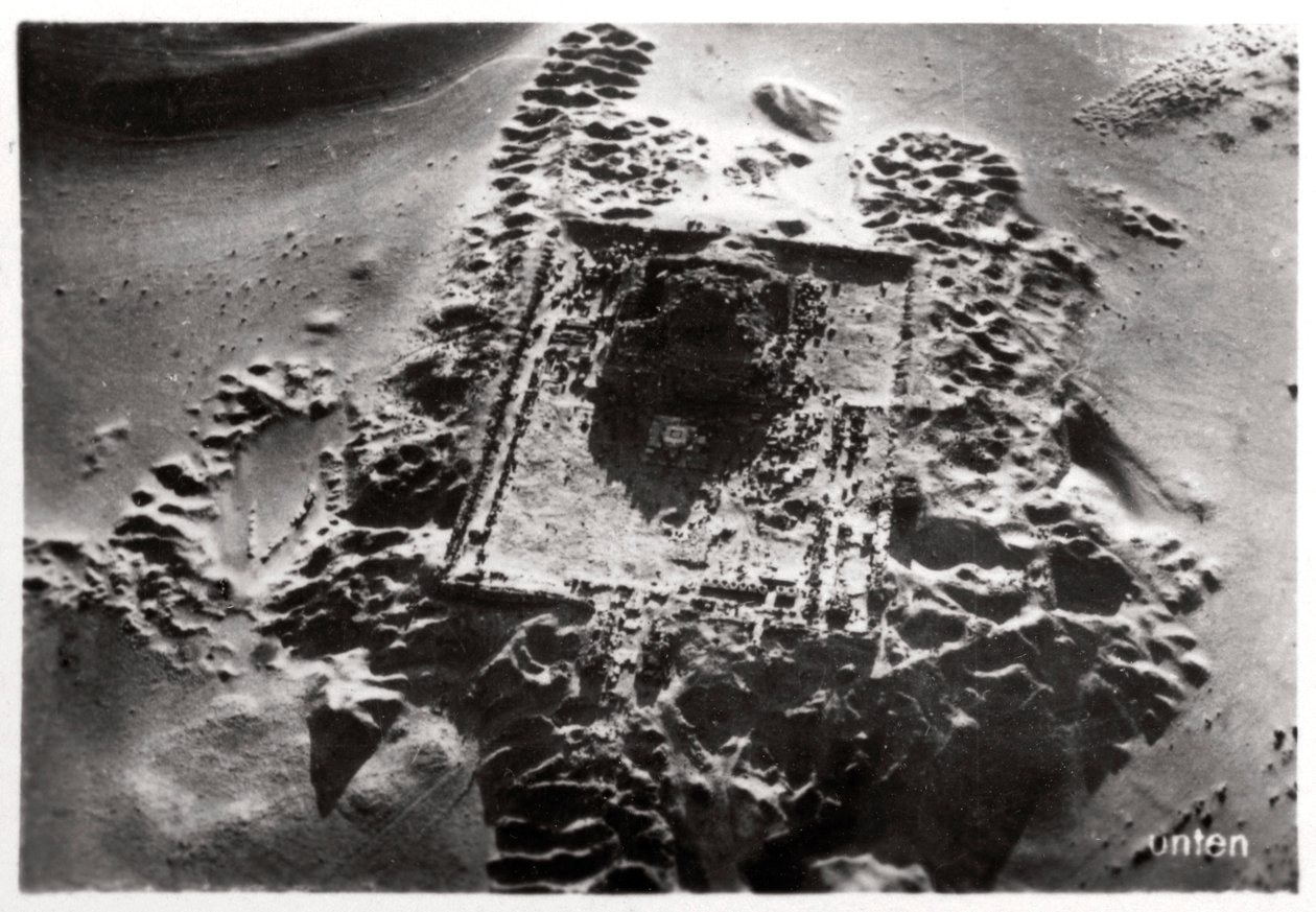 Vista aérea de excavaciones arqueológicas cerca de Saqqara, Egipto, 1931-1933 de Unbekannt