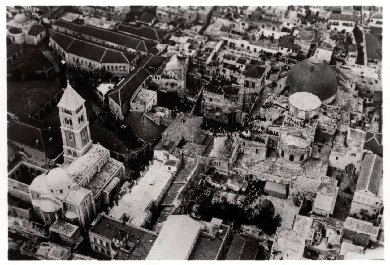Vista aérea de la Iglesia del Santo Sepulcro, Jerusalén, Palestina, desde un zepelín, 1931-1933 de Unbekannt