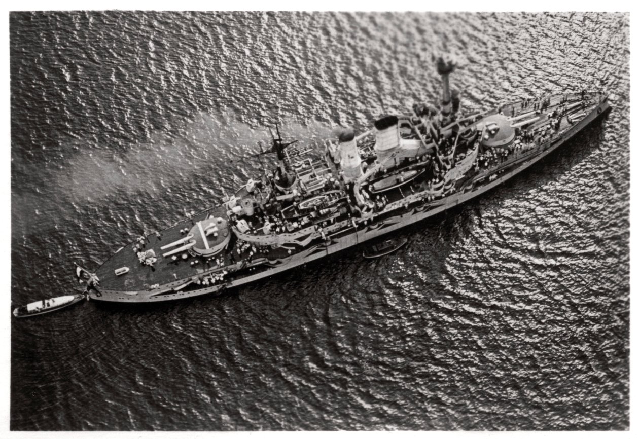 Vista aérea del acorazado alemán SMS Schlesien, desde un Zeppelin, c. 1931-1933 de Unbekannt