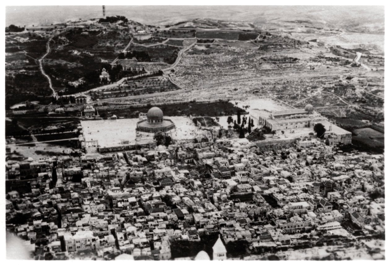 Vista aérea de la Mezquita de Omar, Jerusalén, Palestina, desde un Zeppelin, 1931-1933 de Unbekannt
