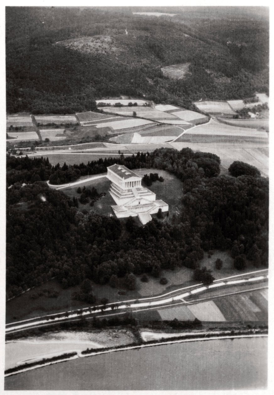 Vista aérea del Templo Walhalla, cerca de Ratisbona, Alemania, desde un zepelín, c. 1931-1933 de Unbekannt