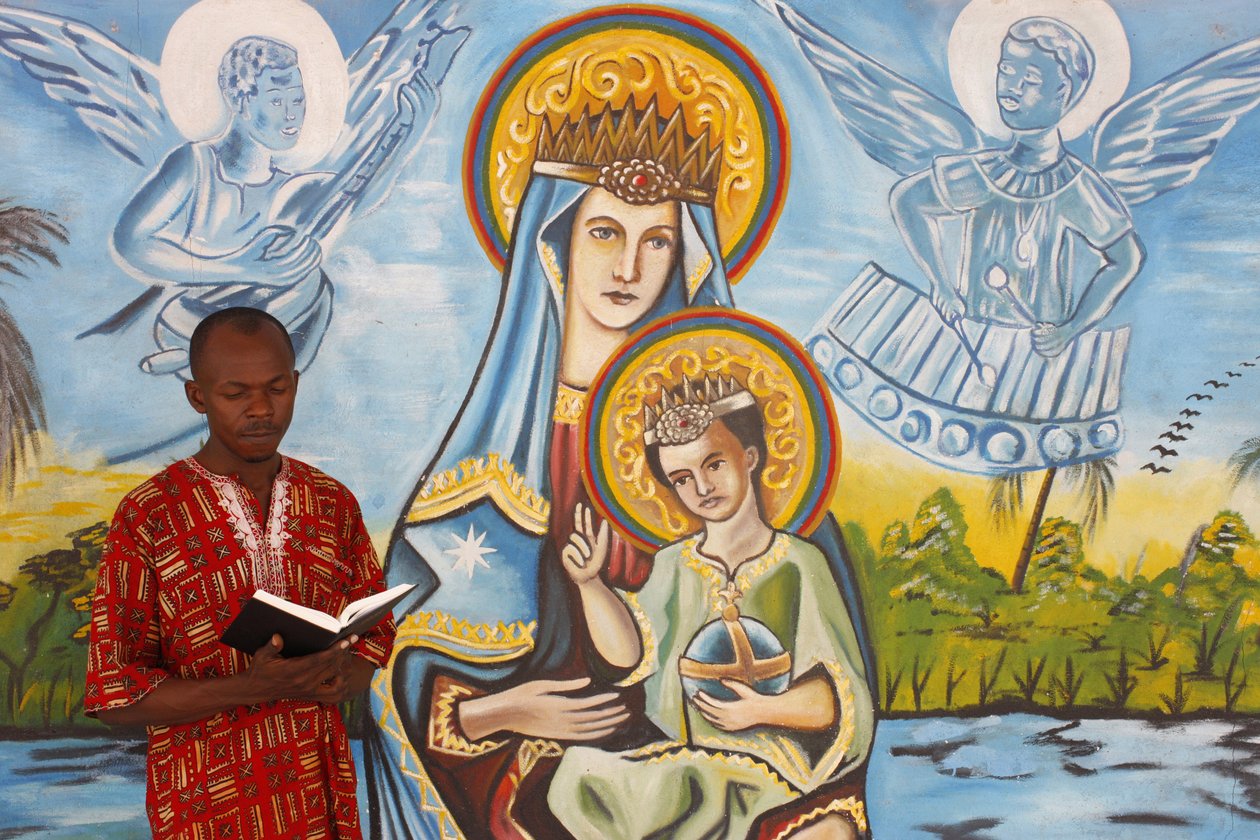 Hombre africano leyendo la biblia, Togo Ville, Togo de Unbekannt