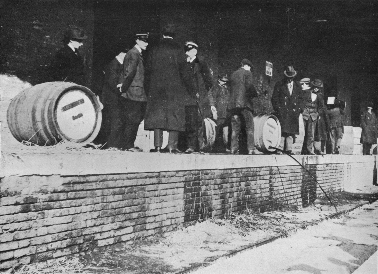 Después de la Declaración de Guerra: Cerveza alemana siendo retirada en una aduana italiana, 1915 de Unbekannt