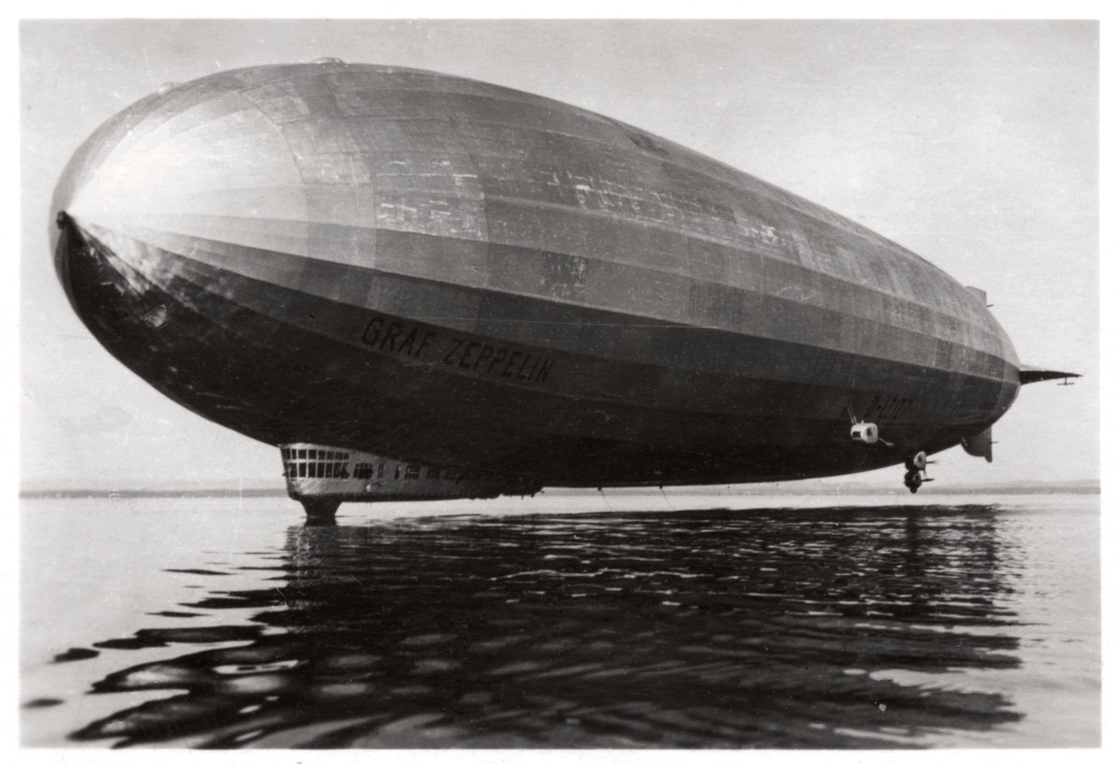 Dirigible LZ127 Graf Zeppelin aterrizando en el Lago de Constanza, Alemania, 1933 de Unbekannt