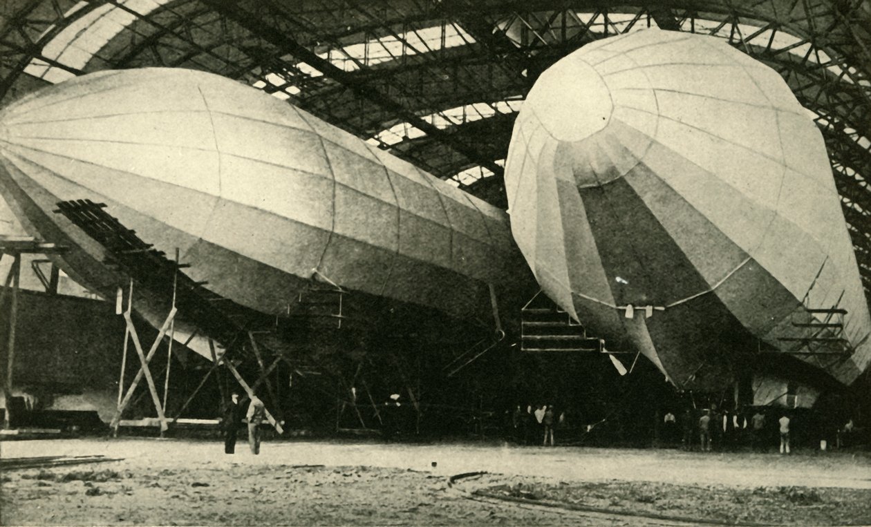Dirigibles en hangar, Primera Guerra Mundial, 1914, c. 1920 de Unbekannt