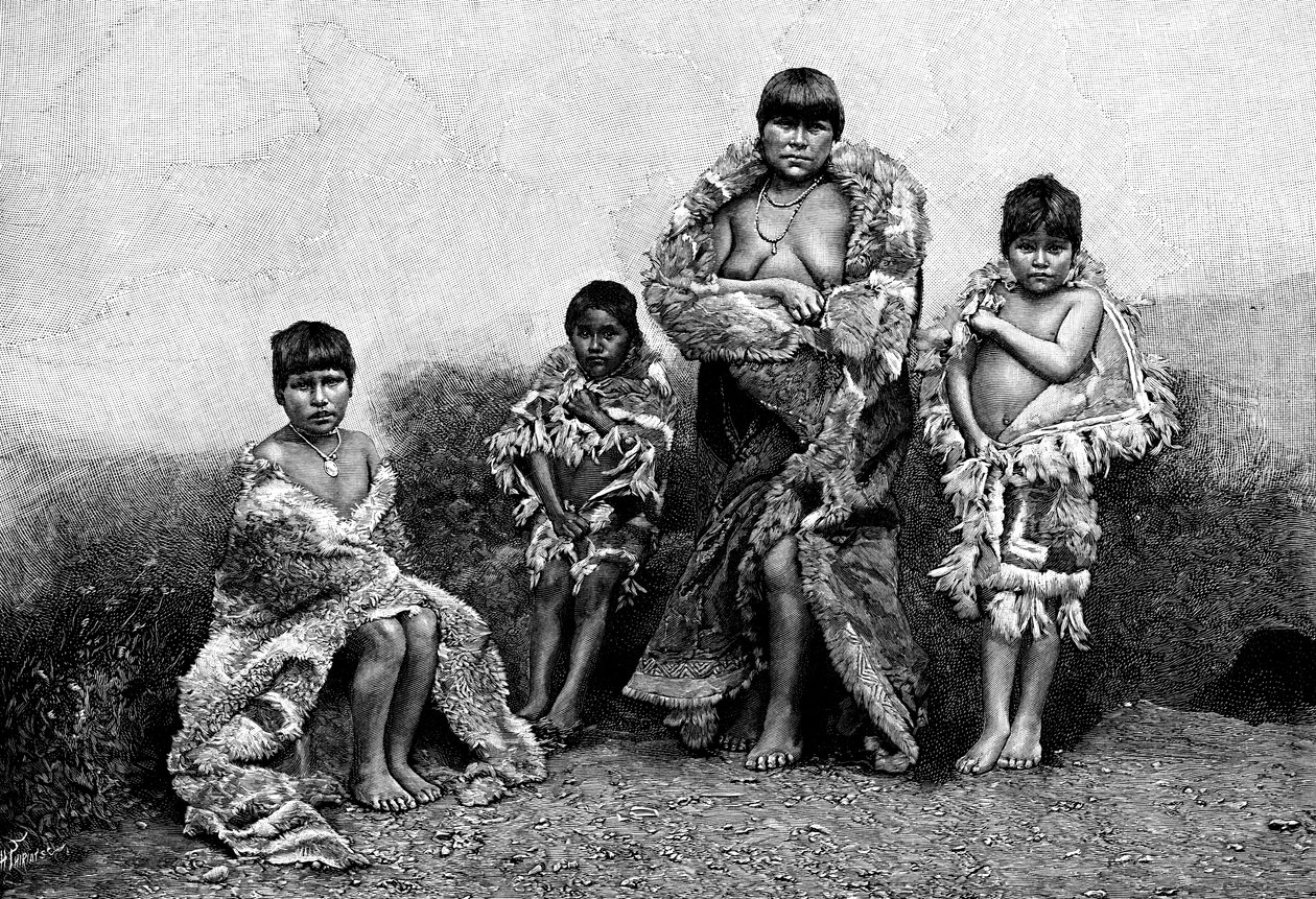Alakaluf fueguinos, vestidos con pieles de guanaco, Chile, 1895 de Unbekannt