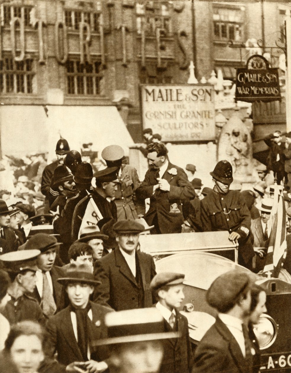 Alcock y Brown... después del primer vuelo transatlántico sin escalas, Londres, junio 1919, 1935 de Unbekannt