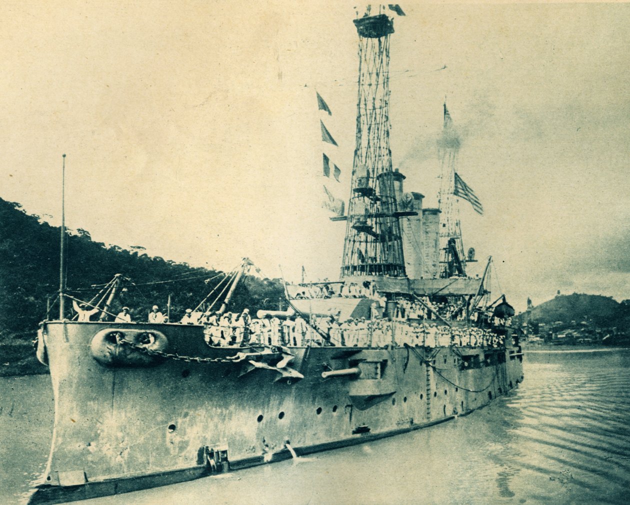 Acorazado estadounidense Missouri pasando por el canal de Panamá de Unbekannt
