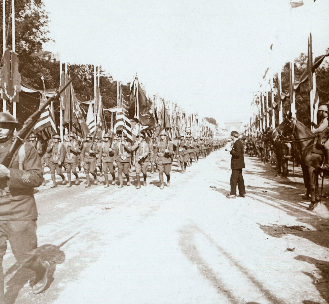 Tropas estadounidenses marchando en el desfile de la victoria, París, Francia, c1918-c1919 de Unbekannt