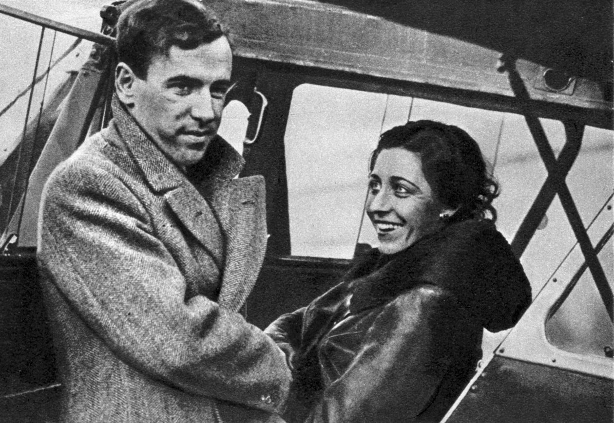 Amy Johnson, aviadora británica, a punto de partir hacia Ciudad del Cabo, 1932 de Unbekannt