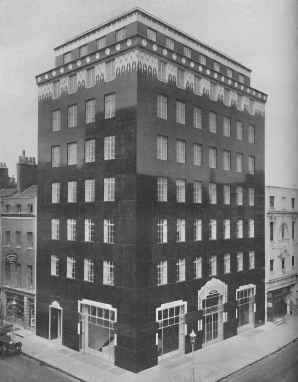 Un edificio completamente negro en Londres aliviado por un cuello de encaje blanco, c. 1935 de Unbekannt